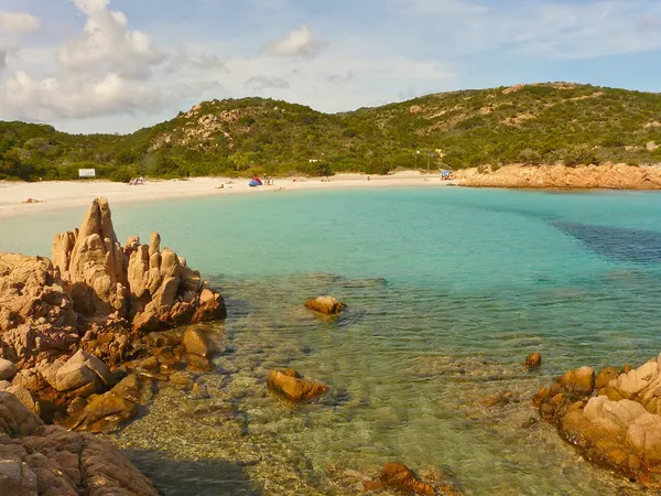 Baia della Spiaggia del Principe vista dalle rocce lungo la riva.