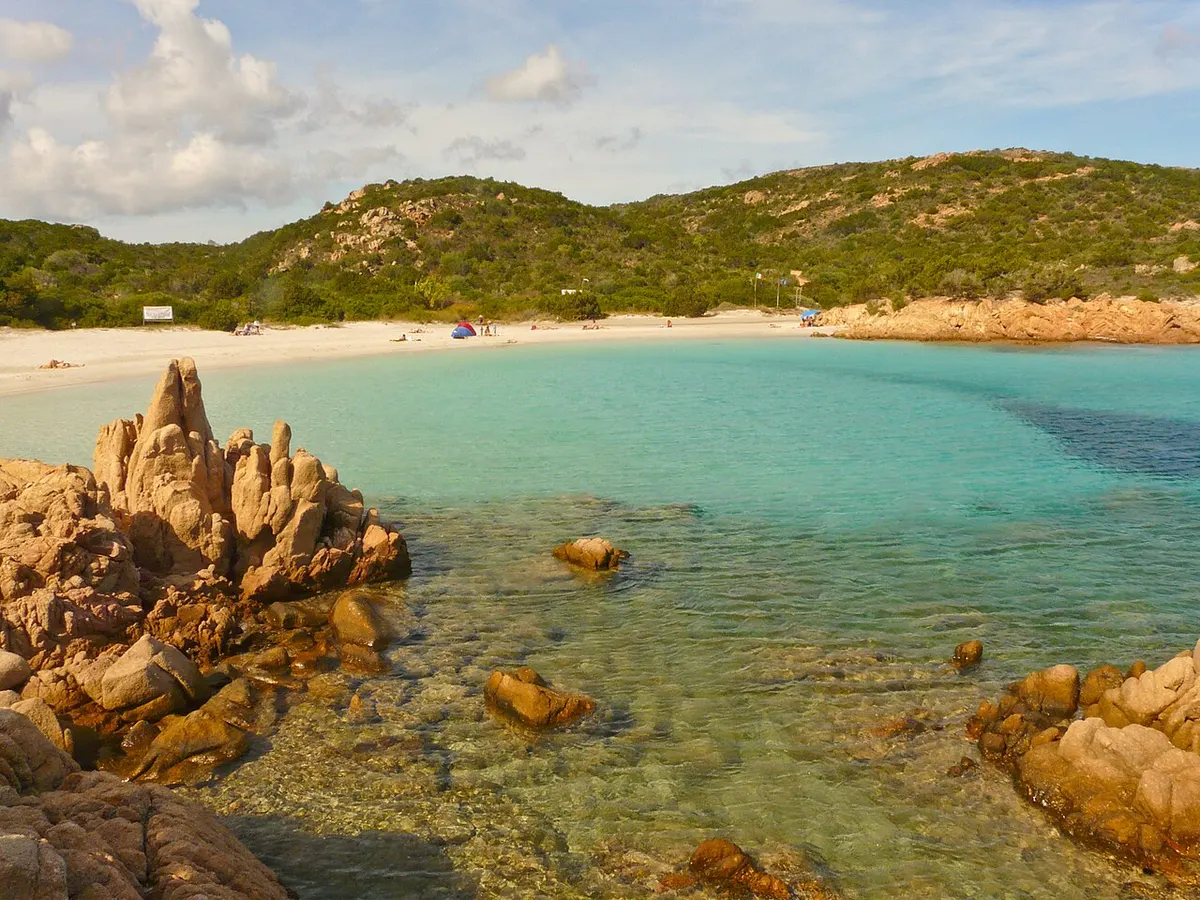 Baia della Spiaggia del Principe vista dalle rocce lungo la riva.