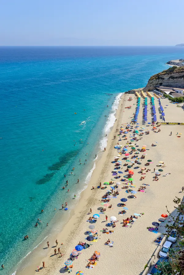 La riva sabbiosa sotto Tropea: panorama del litorale urbano presso la Rotonda.