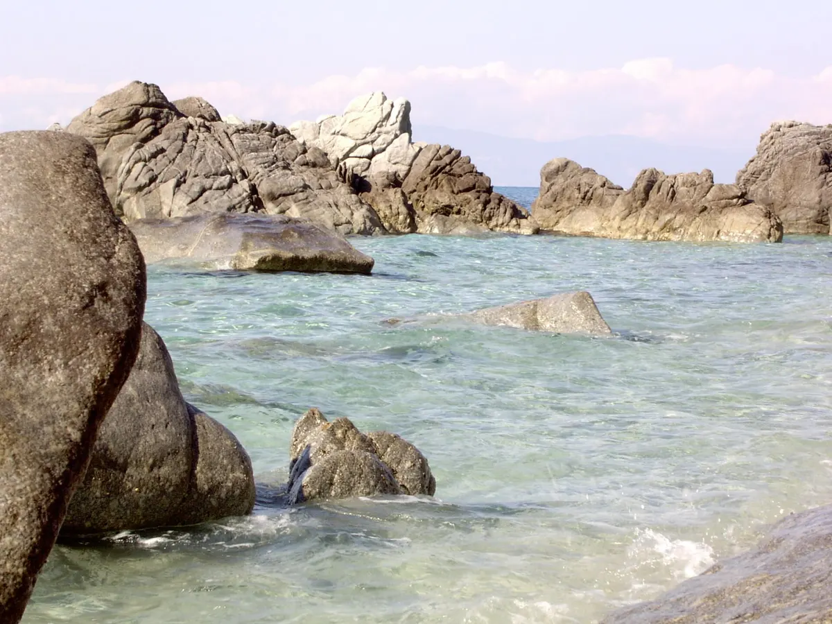 Sabbia e scogli sulla costa di Parghelia: fotografia di contesto, senza identificazione certa del tratto di Michelino.