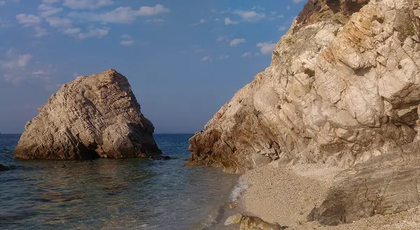Scogli e riva della Spiaggia di Sansone sull’Isola d’Elba.