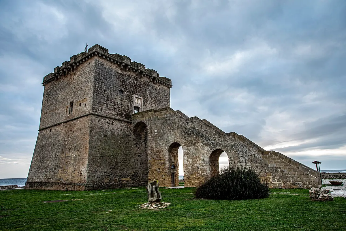 La torre costiera di Torre Lapillo e la sua scalinata esterna.