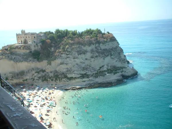 Spiaggia del settore Mare Piccolo ai piedi dello scoglio di Santa Maria dell’Isola a Tropea.